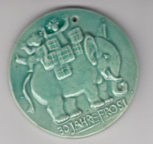 Frösi - Keramik Medaille grün Zustand Z1
