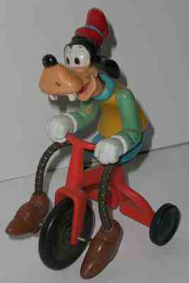 Comicfigur Goofy mit Dreirad